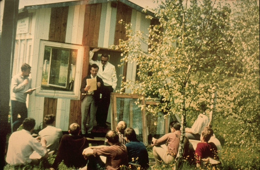 Aus den Anfängen des Instituts für Fenstertechnik e.V. – im Eingang des ersten Forschungshäuschens: Oberbaurat Erich Seifert und Josef Schmid im Kreis der Studenten – eine lebendige Vorlesung im Grünen