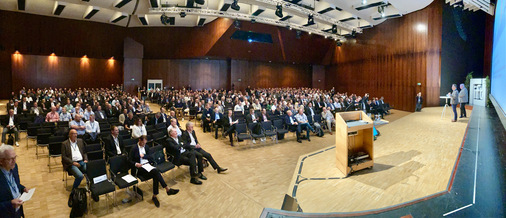 Rosenheimer Fenstertage 2013: Über 700 Teilnehmerinnen und Teilnehmer verfolgten das Geschehen auf der Bühne und nutzten die Gespräche zwischen den Programmpunkten