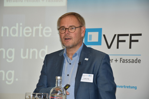 VFF-GF Frank Langen ruft auf der Statistik-Fachtagung dazu auf, die Förderinstrumente für die Branche zu nutzen, um sich gegen die schwachen Prognosen zu stemmen. - © Daniel Mund / GLASWELT

