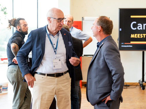 Helmut Hilzinger, Geschäftsführer der hilzinger GmbH, und Harald Lüdtke, Geschäftsführer Soudal Deutschland, nutzen die Gelegenheit zum Gedanken- und Erfahrungsaustausch.