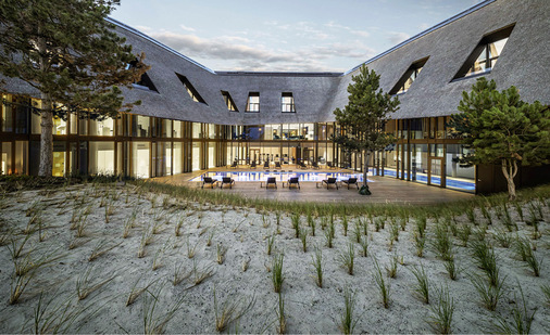 Das Ensemble des Lanserhofs umfasst ein Hauptgebäude mit 55 Zimmern und dem Bäderbereich, ein Diagnostikhaus sowie drei Ferienhäuser, alle in Reet gedeckt.