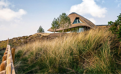 Bei dem Bauprojekt auf Sylt stand für die Bauherren und die Planer ein sorgsamer Umgang mit der Natur im Fokus, um ein nachhaltiges Gebäudeensemble zu schaffen.