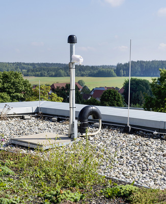 Bis zu vier einzelne Fassadenbereiche kann die Anlage über die Sensorik auf dem Dach separat steuern. - © Fotos: Somfy

