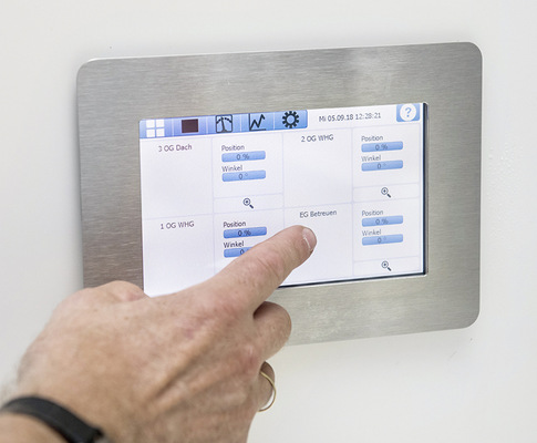  Die Sonnenschutzzentrale ist gut zugänglich im Dienstzimmer des Betreuungspersonals montiert. 