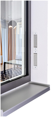 Das Zwei-Wege-Lüftungsgerät „Caire smart“ von Gealan wird ins Fenster­system integriert (seitlich oder oben, mit sicht­barem, farblich angepasstem Gehäuse­profil) und kann überdämmt und überputzt werden.