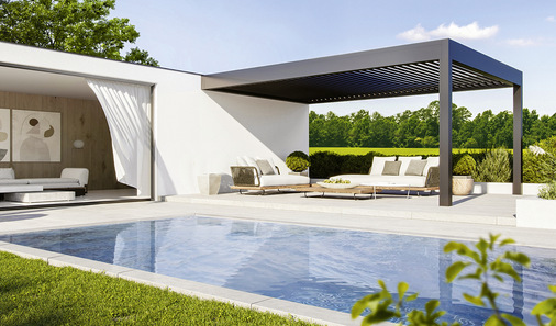 Direkt am Haus angeschlossen, kann das Somnium – Lamellenflachdach als ­Beschattung an der Poollandschaft perfekt integriert werden.