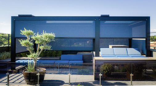 Um die Außenbereiche auch bei Regenwetter optimal nutzen zu können, wurden Line Glass Schiebefenstern und Vertika Prime Fallmarkisen geplant und montiert.