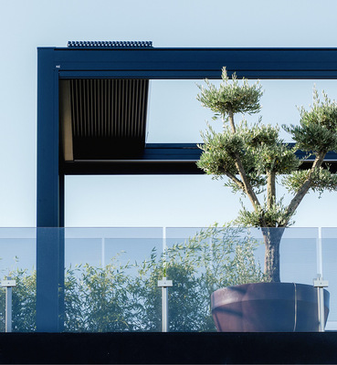 Die vollständige Öffnung des Daches mit beweglichen Lamellen ermöglicht den freien Blick nach oben.