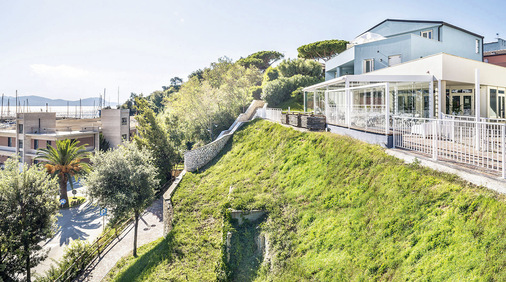 Der exklusiven Gastraum des Vesporo unter freiem Himmel wird durch ein bioklimatisches Lamellendach mit Solarmodulen und Schiebeglaswänden geschützt. - © Foto: Gibus
