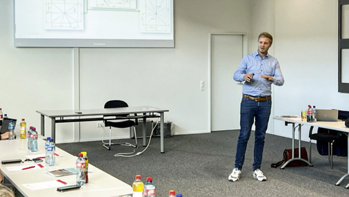 Lars Hendrik Hein (Business Developer Außengastronomie bei Warema) zeigt interessante Daten und Fakten zur Gastronomieszene und den Produkten. - © Foto: Olaf Vögele
