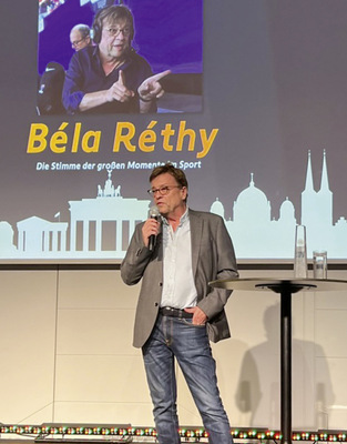 Als Überraschungsgast entführte Béla Réthy die ­Anwesenden mit abwechslungsreichen Anekdoten aus 40 Jahren Sportkommentatoren-Tätigkeit in die bewegte Welt des Fußballs.