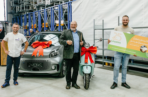 Strahlende Gesichter: Die drei Hauptgewinner der großen Jubiläumsverlosung nehmen ihre Preise entgegen.