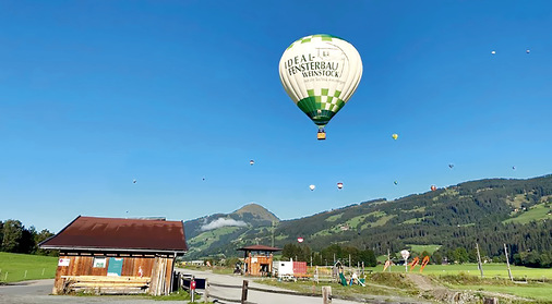 Mit dem Weinstock-Ballon hoch hinaus (aktuell ziert ihn noch das alte Logo): Immer wieder ist der Heißluftballon unterwegs, um bei Kundenevents und Ballonfestivals die Marke voranzubringen. - © Foto: IDEAL Fensterbau Weinstock GmbH
