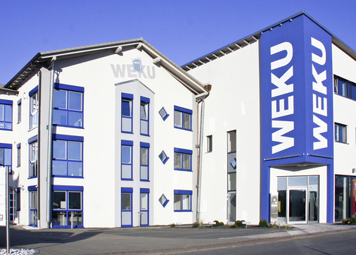Erfolgreiche Entwicklung: Allein am ­Hauptsitz der ­Weku GmbH und Co. KG in Wertheim sind 180 ­Mitar­beitende beschäftigt. - © Foto: WEKU
