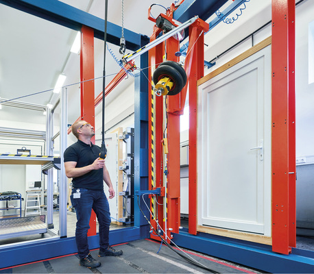 Für Einbruchprüfungen an Außentüren bis RC 4 steht Roto-Kunden das „Internationale Technologie Center“ (ITC) am Produktionsstandort Kalsdorf (Österreich) der Roto Fenster- und Türtechnologie offen. Geprüft werden können Systeme aus Kunststoff, Holz und Aluminium.