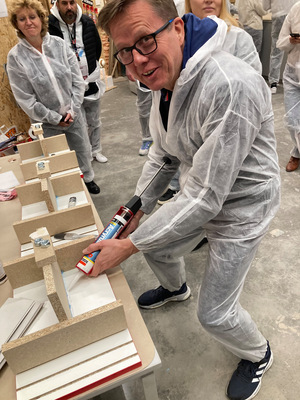 GW-Chefredakteur beim Testen der neuen Dicht- und Klebstoffe von Soudal