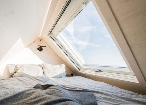 Profis montieren das „Roto Designo Heat“ wie ein klassisches elektrisches Dachfenster. Auch der Anschluss und die Inbetriebnahme erfolgen wie gewohnt. Die Markteinführung des Dachfensters mit Infrarotscheibe ist für das erste Quartal 2024 geplant.