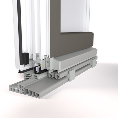 Vor der Absenkdichtung werden Aluminium-Trittprofile für den bodenbündigen Niveauausgleich eingesetzt. Spaltöffnungen zwischen den Aluminiumprofilen dienen dazu, anfallendes Schlagregenwasser gezielt über die geneigte Schwellenebene in vorgelagerte bauseitige Entwässerungssysteme abzuleiten.