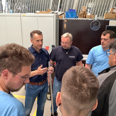 Theorie und Praxis in Augsburg: Gealan schult und unterstützt die Firma Walter Fensterbau bei der Fertigung und Einführung der neuen bodengleichen Schwelle.