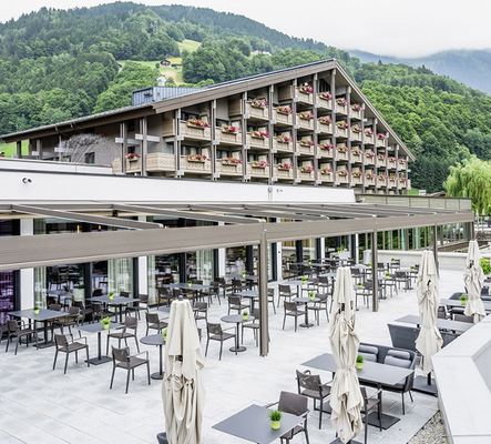 Mit den Vertikalmarkisen kann man bei jeder Witterung flexibel reagieren. Zudem kann der seitliche Wind- und Sichtschutz individuell gestaltet werden.