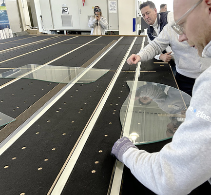 Die Bottero Schneidanlage 363 BCS kann Modellgläser scannen und die Glasdaten speichern, die es …