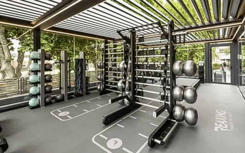 Die Verlagerung des Fitnessbereiches vom Untergeschoss in die erste Etage schafft die Möglichkeit das Tageslicht mit der Imago zu steuern.