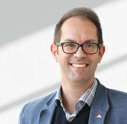 Mithilfe des fahrerlosen Outdoor-Transportzugs kann die Roto Frank Fenster- und Türtechnologie GmbH ihren Material- und Teiletransport im Werk Leinfelden-Echterdingen auch bei Spitzenauslastung der Produktion oder in Urlaubsphasen lückenlos 24/7 aufrechterhalten, beschreibt Stefan Duge, Projektleiter der Leinfeldener Intralogistik.