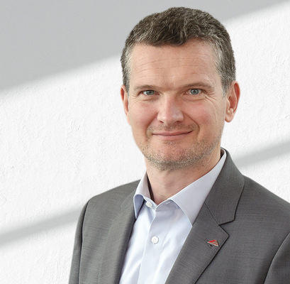 Dr. Stefan Thiemermann, Produktionsdirektor der Roto Frank Fenster- und Türtechnologie GmbH, fasst Absicht und Kundennutzen der Industrie-4.0-Projekte in der Produktion zusammen: „Automatisierung und Digitalisierung sind wesentliche Säulen unserer Operational-Excellence-Strategie und verfolgen das Ziel, unseren Kunden beste Qualität und zuverlässigen Lieferservice zu gewährleisten.“ - © Roto
