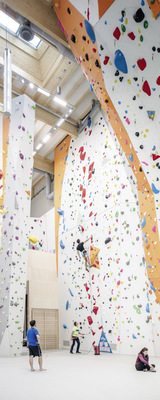 Viel Tageslicht trotz Sonnenschutz: Okasolar 3D in der imposanten 14 Meter hohen Kletterhalle des Campus im Olympiapark.