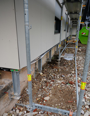 Eine professionelle Lastabtragung ist die Basis einer seriellen Sanierung – in diesem Fall über statisch dimensionierte Konsolen