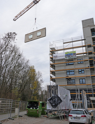 Vorgefertigte Wandelemente in Holzbauweise ermöglichen optimal eine serielle Sanierung bestehender Gebäude, oft in Verbindung mit einer Aufstockung von 1 – 3 Geschossen - © ift Rosenheim
