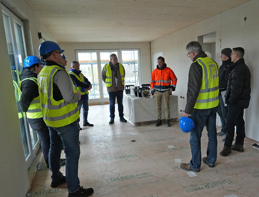 Besichtigung der bereits fertiggestellten 3-geschossigen Aufstockung in hochwertiger Holzbauweise, mit der neuer Wohnraum geschaffen und der Immobilienwert erheblich gesteigert wird. - © ift Rosenheim
