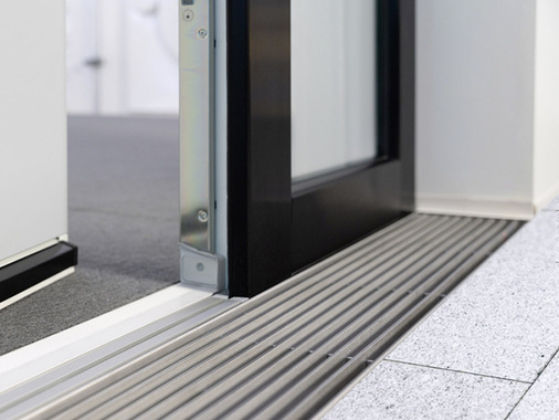 Die großen technischen Vorteile des neuen Gealan-Schwellensystems: kein Anschlag, bodenebene Übergänge, maximale Systemkompatibilität, höchste ­Wertigkeit.