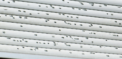 Hagelschäden an PVC-Rollläden können von kleinen Dellen und Kratzern bis hin zu Rissen und Brüchen reichen. Die Schwere der Schäden hängt von der Intensität des Hagelschlags, der Größe der Hagelkörner und der Qualität des PVC-Materials ab. - © Foto: Olaf Vögele
