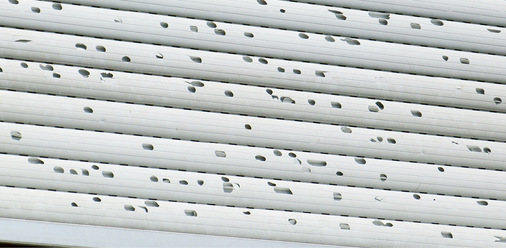 Hagelschäden an PVC-Rollläden können von kleinen Dellen und Kratzern bis hin zu Rissen und Brüchen reichen. Die Schwere der Schäden hängt von der Intensität des Hagelschlags, der Größe der Hagelkörner und der Qualität des PVC-Materials ab.