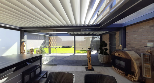 Die Vollverglasung wurde rundum mit Glasschiebelementen und Festverglasungen realisiert. Screens ergänzen als Sicht und Sonnenschutz.