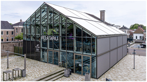 In der Kombination aus Aufglas- und Vertikalmarkisen ließ sich der Wärmeeintrag in das Gebäude deutlich reduzieren und damit ­Kühlenergie sparen.