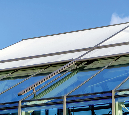 Die Markisen sind mit dem tracfix-System ausgestattet, welches das Tuch bündig in den Transportschienen führt, und damit dem Wind kaum Angriffsfläche bietet.