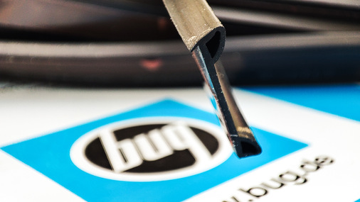 Schritt 1 – Dichtung zuschneiden: Fensterbank-Anschraubdichtung AD 500 auf die exakte Länge der Fensterbank inklusive Fensterbankabschluss mit geeignetem Werkzeug zuschneiden.