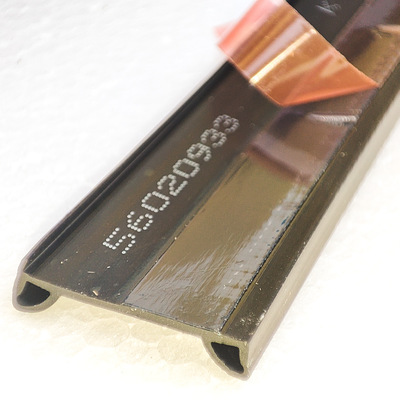 Schritt 2 – Folie lösen: Schutzfolie des Dichtklebebands an einer Seite ca. 100 Millimeter lösen. Tipp: Schutzfolie nach oben stülpen.