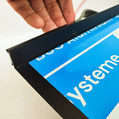 Schritt 4 – Folie abziehen und andrücken: Schutzfolie des Dichtklebebands schrittweise abziehen und Anschraubdichtung über den gesamten Fensterbankanschraubsteg fest andrücken.