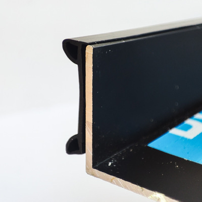 Schritt 5 – Position überprüfen: Richtige Positionierung der Anschraubdichtung überprüfen.