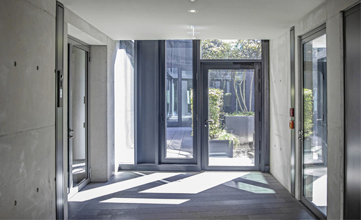 Egal ob Innen- oder Außentüren, der TS 5000 bietet bewährte Funktion & Qualität. Zugleich ist sein zeitloses ­Design in allen Farben nach RAL erhältlich.