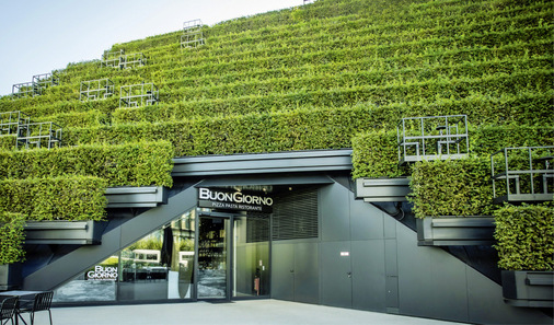 Die Eingänge zu Shops und Büros sind mit dem filigranen Schiebetürantrieb optisch ansprechend umgesetzt. Er integriert sich hervorragend spektakuläre Fassade des ­Kö-­Bogen II, in Düsseldorf.