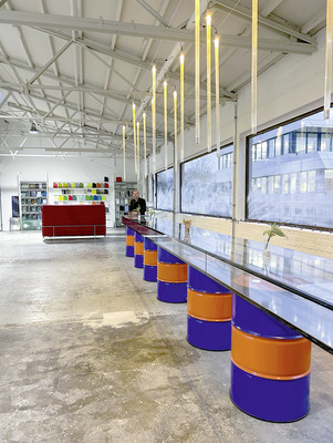  Hier der Tresen mit der 12 m Deckscheibe (Thiele) in der Ausstellung von Scala Glas