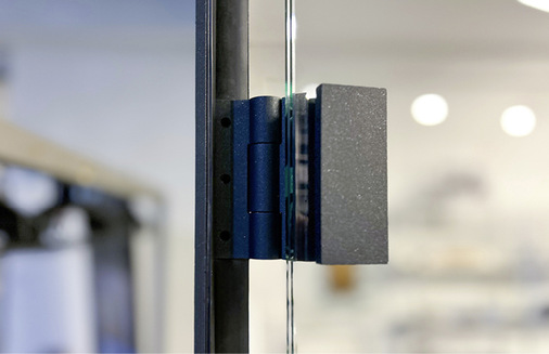  Passende Bänder, hier in der Trendfarbe Schwarz, runden das Design ab.