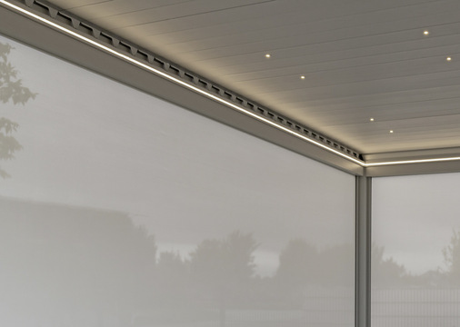  Wie schön, wenn das Zubehör perfekt ins Ensemble passt. Energiesparende LED-Bänder - zweiseitig oder vierseitig in den Stirn- bzw. Längsprofilen integriert oder als LED-Spot-Beleuchtung in den Lamellen sorgen für indirekte Beleuch-tung. Alle drei Varianten sind per Funk bedien- und dimmbar.