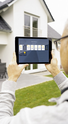 Durch die Anbindung an Ihr Smart Home System haben Sie die volle ­Kontrolle über das Terrassendach. - © Foto: Reflexa
