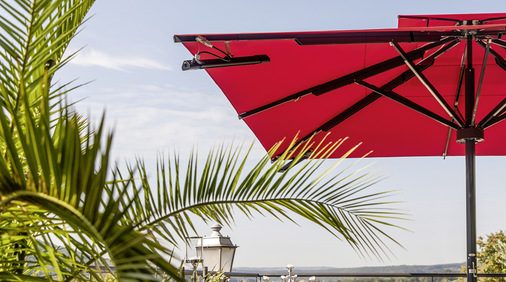  Caravita als erster Schirmhersteller Modelle mit dem neuen Acryl ProNature ein ­Gewebe an, dass die Luft von Schadstoffen reinigt.