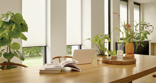 Geräuschloser Motorbetrieb und elegantes Design, machen die Bedienung des Sonnen­schutzes frei von sichtbaren Schnüren oder Ketten. - © Foto: Hunter Douglas
